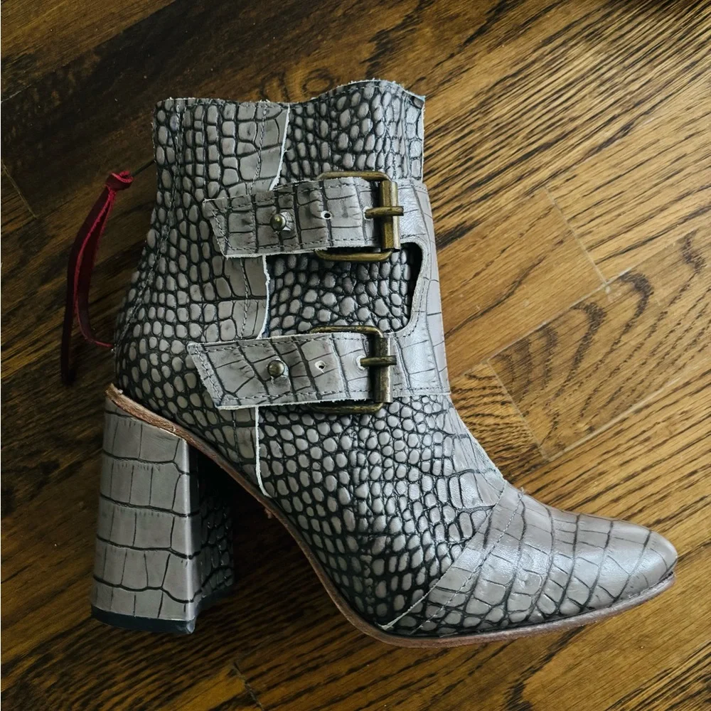 NWT Freebird by Steven Croc-Embossed Brown Ankle Boots - Picture 1 of 12